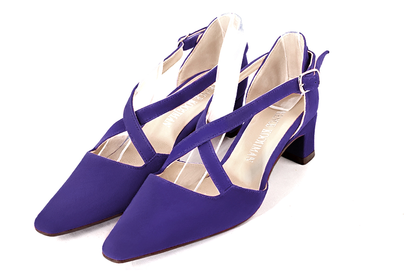 Violet purple women's open side shoes, with crossed straps. Tapered toe. Low kitten heels. Front view - Florence KOOIJMAN